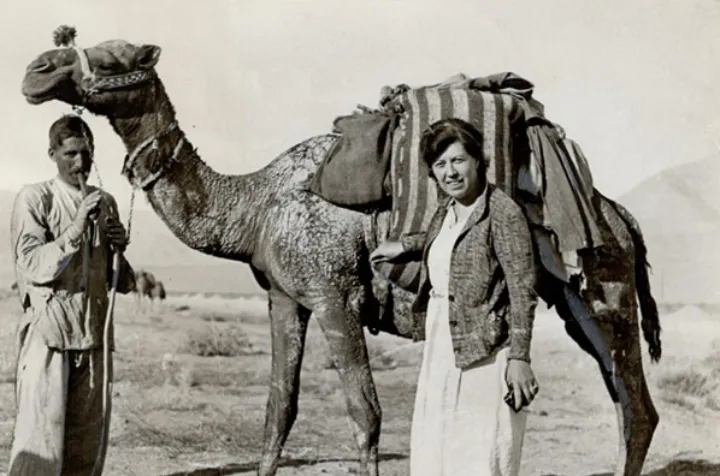 عکس یادگاری زیرخاکی زن مشهور کانادایی با ساربان ایرانی